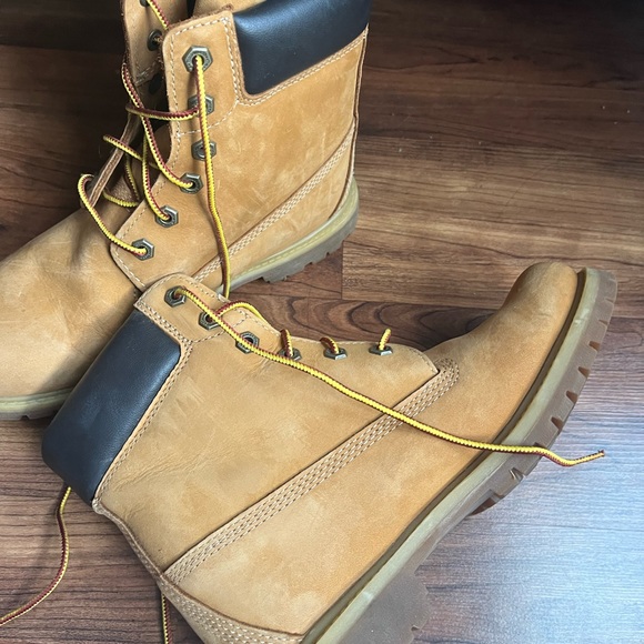 Some good 'ol timberland boots. Can fit size 8-8.5 in US Woman’s! - Picture 3 of 3